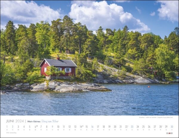 Mein kleines Haus am Meer 2024: Ein Kalender mit einem roten Haus an einem See in Schweden und dem Jahr 2024.