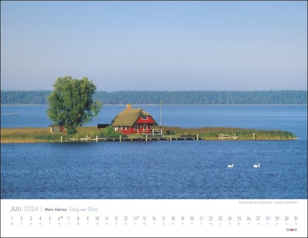 Ein Mein kleines Haus am Meer-Kalender 2024 mit einem kleinen Haus inmitten eines ruhigen Sees mit Schwänen.