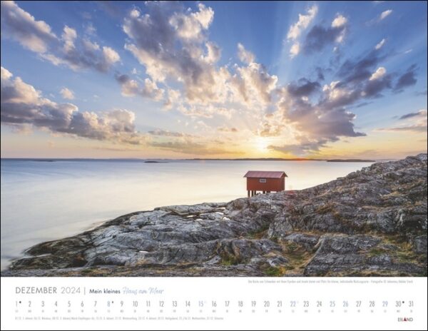Ein Kalender mit „Mein kleines Haus am Meer 2024“ mit einem Sonnenuntergang an einem felsigen Ufer.