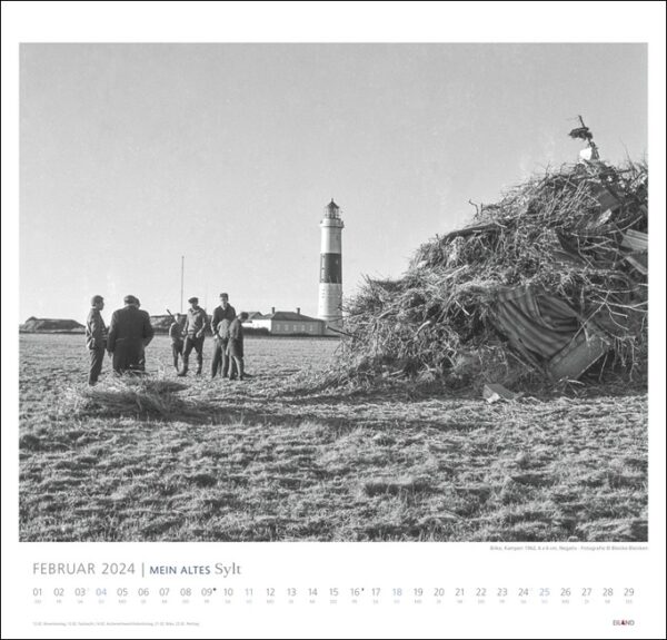 Ein Schwarz-Weiß-Foto einer Menschengruppe vor dem Leuchtturm MEIN ALTES Sylt - Bleicken Bleicken 2024 auf der Insel Sylt.