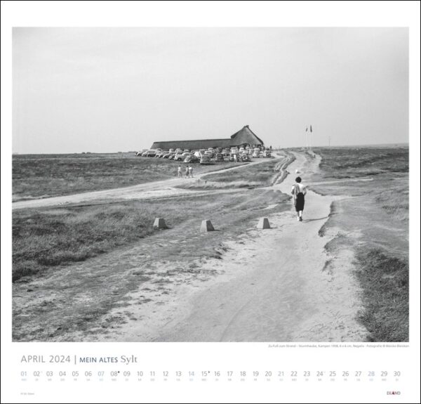 Ein Schwarz-Weiß-Foto eines Mannes, der eine unbefestigte Straße auf MEIN ALTES Sylt entlang läuft - Bleicke Bleicken 2024.