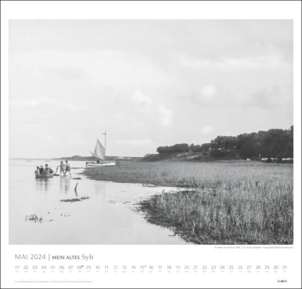 Ein Schwarz-Weiß-Foto eines Bootes im Wasser vor der Küste MEIN ALTES Sylt - Bleicke Bleicken 2024.