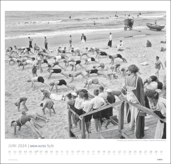 Ein Schwarz-Weiß-Foto von Menschen am Strand in MEIN ALTES Sylt - Bleicke Bleicken 2024.