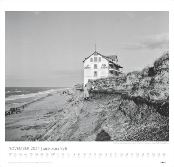 Ein Schwarz-Weiß-Foto eines Hauses am Strand MEIN ALTES Sylt - Bleicke Bleicken 2024.