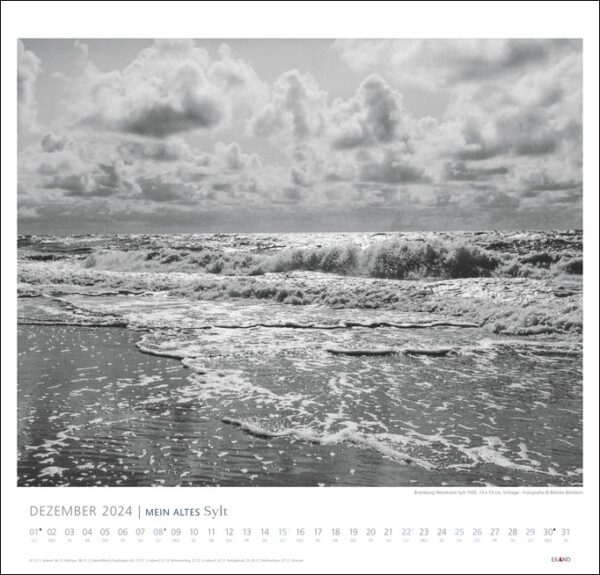 Ein Schwarz-Weiß-Foto des Ozeans und der Wellen, das die Ruhe von MEIN ALTES Sylt einfängt - Bleicke Bleicken 2024.
