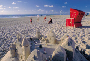 Sandburgen an der Küste - Am Strand … ich bau Dir ein Schloss aus Sand.