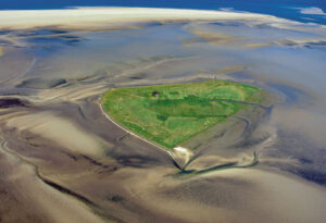 Eine Luftaufnahme von Küste - „Herzstück“ im Wattenmeer an der Küste.