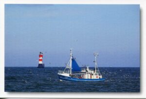 Ein blaues Boot in der Nähe eines Leuchtturms im Meer mit Nordlichter - Roter Sand.