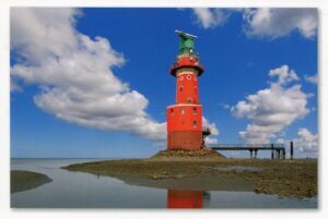 Ein roter Leuchtturm am Strand in der Serie Leuchttürme - Hohe Weg/Wesermündung.