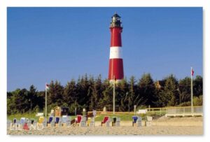 Ein Leuchtturm in der Serie Leuchttürme - Hörnum mit Strandkörben im Hintergrund.