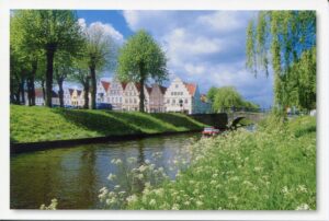 Ein Kanal mit Häusern in Schleswig-Holstein - Friedrichstadt.