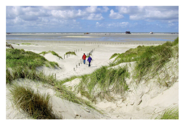 Zwei Personen erleben das Meer erleben - Strand und Dünen St. Peter-Ording an einem Strand mit Sanddünen.