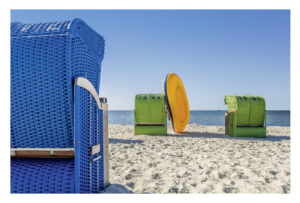Eine Strandliege auf dem Sand von Trauminsel - … und es ist Sommer.