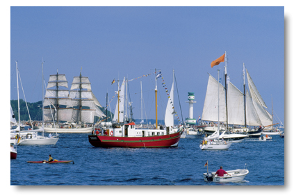 Eine Gruppe Segelboote an der Ostseeküste - Kieler Woche.