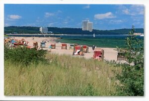 Ein Bild eines Strandes mit Sand und der Ostseeküste Schleswig-Holsteins.