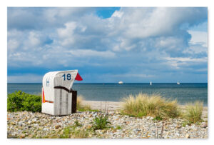 Ein weißer Briefkasten am Strand mit der Schönen Aussicht - … am Ostseestrand.