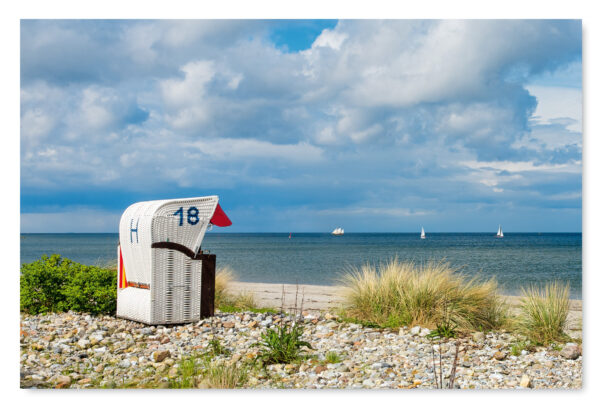 Ein weißer Briefkasten am Strand mit der Schönen Aussicht - … am Ostseestrand.