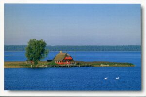 Ein rotes Haus auf Rügen – Meine Insel – Idylle am Großen Jasmunder Bodden, mitten im Wasser.