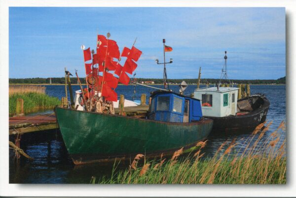 Zwei Rügen - Meine Insel - Fischerboote legten nebeneinander in Rügen an.