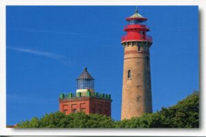 Ein roter Leuchtturm auf der Insel Rügen, genannt „Rügen – Meine Insel – Leuchttürme „Kap Arkona“.