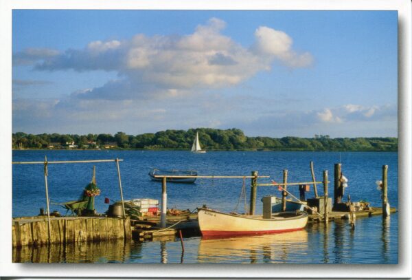 Ein malerisches Boot legte an einem ruhigen Dock in Schleswig-Holstein - Idylle an der Schlei entlang der friedlichen Schlei an.