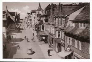 Ein altes Foto von Westerland - 100 Jahre Stadt - 150 Jahre Bad, einer Stadtstraße, die ihr 100-jähriges Jubiläum und 150 Jahre Kurstadt feiert.