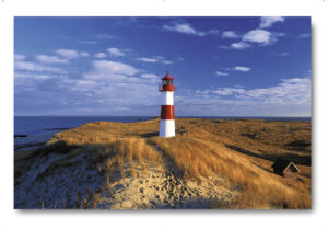 Ein Küstenland - Leuchtturm List-Ost Leuchtturm auf einer Sanddüne im Leuchtturm List-Ost.