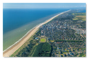 Eine atemberaubende Luftaufnahme einer Stadt und eines Strandes, die die Schönheit Sylts zeigt – Meine Insel – DVD.