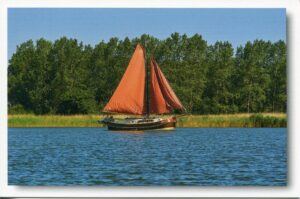 Ein Segelboot, das auf Usedom durch die Gewässer von Usedom navigiert - Meine Insel - Segeltörn im Achterwasser.