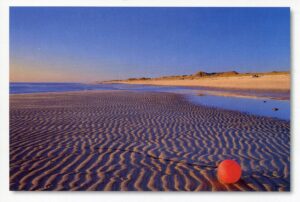 Ein roter Luftballon am Strand mit Watt´n Meer - „Feinripp“-Rippelmarken am Nordseestrand.