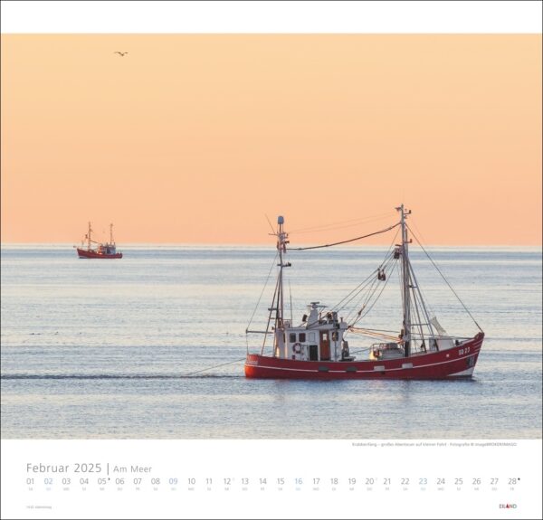Eine Kalenderseite für Am Meer 2025 mit einer ruhigen Meeresszene bei Sonnenuntergang. Ein buntes Fischerboot schwimmt auf dem ruhigen Meer, im Hintergrund sind ein entferntes Schiff und ein fliegender Vogel zu sehen.