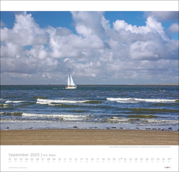 Eine Kalenderseite für „Am Meer 2025“ zeigt eine ruhige Strandszene mit einem einzelnen Segelboot, das unter einem teilweise bewölkten Himmel auf dem Meer gleitet, kombiniert mit einem darunter liegenden Kalenderlayout für das Festland, das die Daten anzeigt.