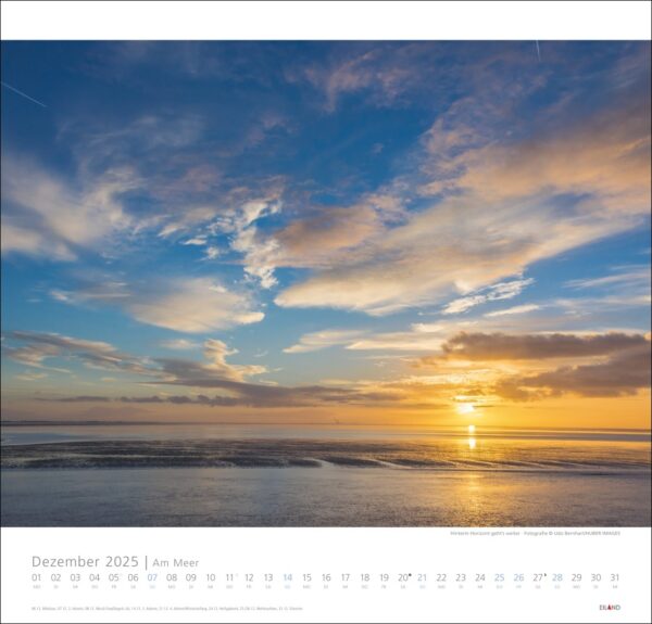 Ein malerischer Strand bei Sonnenuntergang mit goldenem und blauem Himmel, zu sehen im Film „Am Meer 2025“. Die Sonne ist nahe dem Horizont zu sehen und spiegelt sich im nassen Sand. Die Spitze des Am Meer 2025 ist ein atemberaubendes visuelles Spektakel.