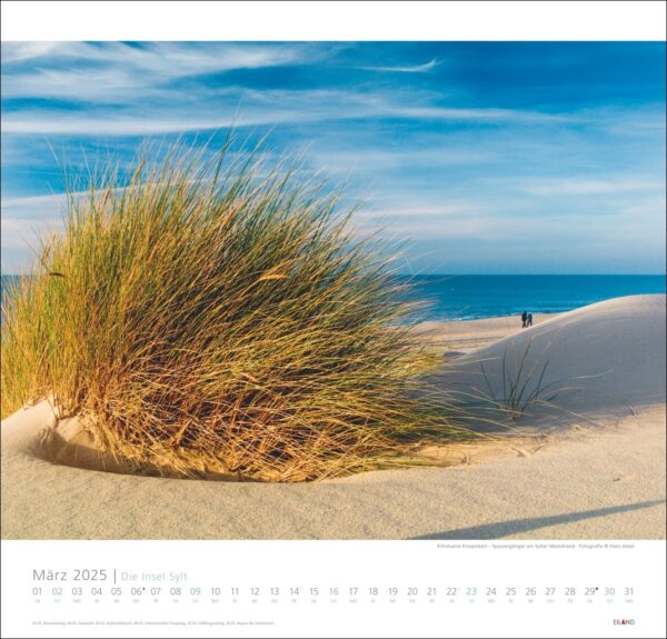 Eine Kalenderseite für Die Insel Sylt 2025 mit einer ruhigen Strandszene mit einer großen Düne, die mit Strandhafer bewachsen ist, im Vordergrund unter einem klaren Himmel, mit Blick auf eine