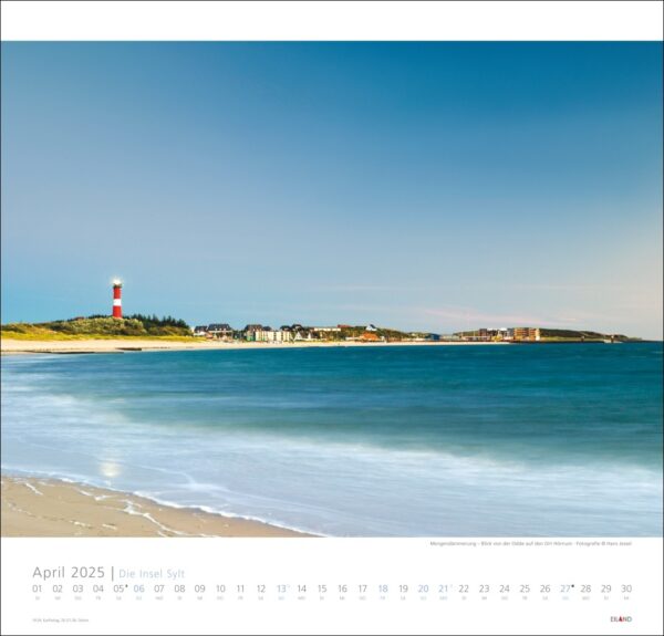 Eine Kalenderseite für Die Insel Sylt 2025 mit einer ruhigen Strandszene auf der Insel Sylt. In der Ferne blickt eine kleine Stadt mit einem markanten rot-weißen Leuchtturm auf ein ruhiges Meer