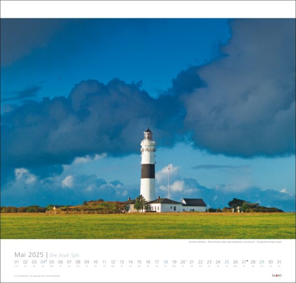 Eine Kalenderseite für Die Insel Sylt 2025 mit einem großen Foto eines weiß-schwarzen Leuchtturms auf einer Wiese unter einem blauen Himmel mit flauschigen Wolken. Unter dem Bild befindet sich ein Datumsraster.