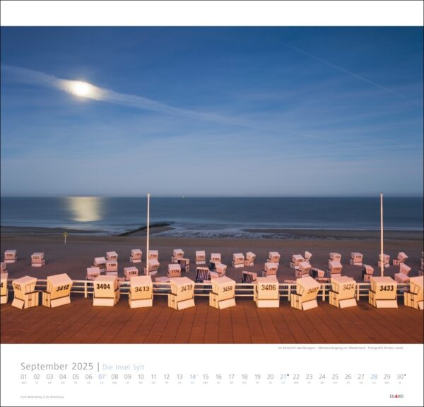 Eine nächtliche Strandszene auf der Insel Sylt 2025 mit einem leuchtenden Vollmond, der sich im Meer spiegelt. Eine Reihe nummerierter weißer Korbstühle steht dem Wasser gegenüber, unter einem klaren Himmel, mit einem September