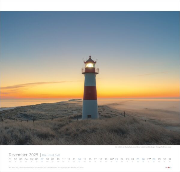 Eine ruhige Landschaft mit einem Leuchtturm auf einem grasbewachsenen Hügel bei Sonnenaufgang auf der Insel Sylt 2025, eingehüllt in Nebel. Das Bild dient als Kalender für Dezember 2025 mit markierten Tagen.