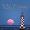 Ein Leuchtturm mit schwarz-weißem Streifenmuster steht am Meer vor einem Abendhimmel. Im Hintergrund geht ein großer, voller Mond in Orangetönen auf. Der Text oben lautet „Faszination Leuchttürme – An den Grenzen der Landschaft 2025“.