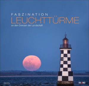Ein Leuchtturm mit schwarz-weißem Streifenmuster steht am Meer vor einem Abendhimmel. Im Hintergrund geht ein großer, voller Mond in Orangetönen auf. Der Text oben lautet „Faszination Leuchttürme – An den Grenzen der Landschaft 2025“.