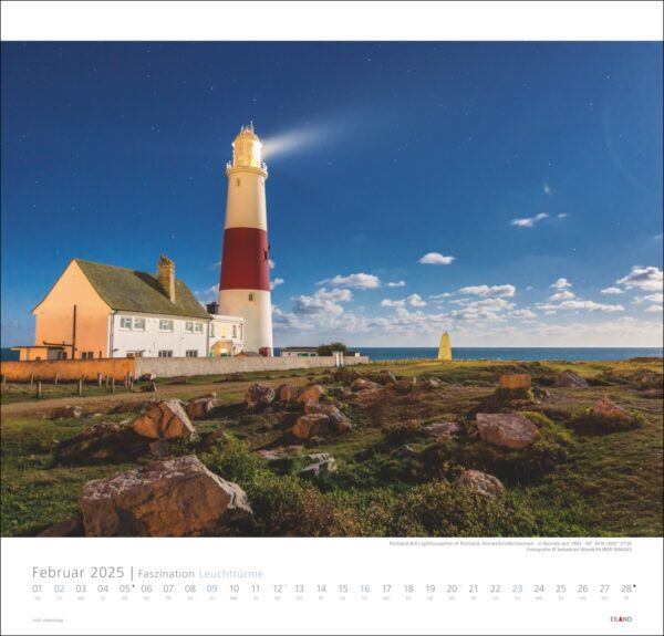 Ein Kalenderblatt für Februar 2025 zum Thema Faszination Leuchttürme – An den Grenzen der Landschaft 2025 mit einem Leuchtturm bei Nacht, bemalt mit roten und weißen Streifen, neben einem Haus unter einem Sternenhimmel.