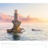 März-Kalender „Faszination Leuchttürme – An den Grenzen der Landschaft“ 2025 mit einem malerischen Bild von Leuchttürmen, erbaut auf einer zerklüfteten, schmalen Felsformation im Meer, aufgenommen bei Sonnenaufgang mit weichem, warmem Licht, das die Landschaft erhellt.