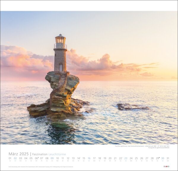 März-Kalender „Faszination Leuchttürme – An den Grenzen der Landschaft“ 2025 mit einem malerischen Bild von Leuchttürmen, erbaut auf einer zerklüfteten, schmalen Felsformation im Meer, aufgenommen bei Sonnenaufgang mit weichem, warmem Licht, das die Landschaft erhellt.