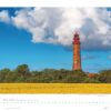 Eine Kalenderseite für den Monat Mai „Faszination Leuchttürme – An den Grenzen der Landschaft“ 2025 mit einem Foto eines hohen roten Leuchtturms inmitten eines leuchtend gelben Rapsfelds unter einem bewölkten blauen Himmel. Die Kalendertage sind unten ausgerichtet und fangen die Schönheit dieser Szene ein.