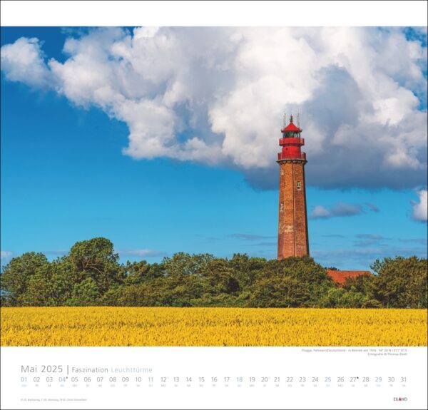 Eine Kalenderseite für den Monat Mai „Faszination Leuchttürme – An den Grenzen der Landschaft“ 2025 mit einem Foto eines hohen roten Leuchtturms inmitten eines leuchtend gelben Rapsfelds unter einem bewölkten blauen Himmel. Die Kalendertage sind unten ausgerichtet und fangen die Schönheit dieser Szene ein.