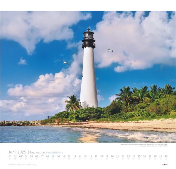 Ein Kalender „Faszination Leuchttürme – An den Grenzen der Landschaft“ 2025, der einen hohen, weißen Leuchtturm auf einer tropischen Insel mit Palmen unter einem blauen Himmel mit vereinzelten Wolken und zwei fliegenden Möwen zeigt.