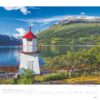 Ein Kalenderblatt „Faszination Leuchttürme – An den Grenzen der Landschaft 2025“ für Juli mit einem malerischen Bild eines kleinen weißen Leuchtturms mit rotem Dach, gelegen auf einem ruhigen See mit üppig grünen Bergen im Hintergrund unter einem klaren blauen Himmel.