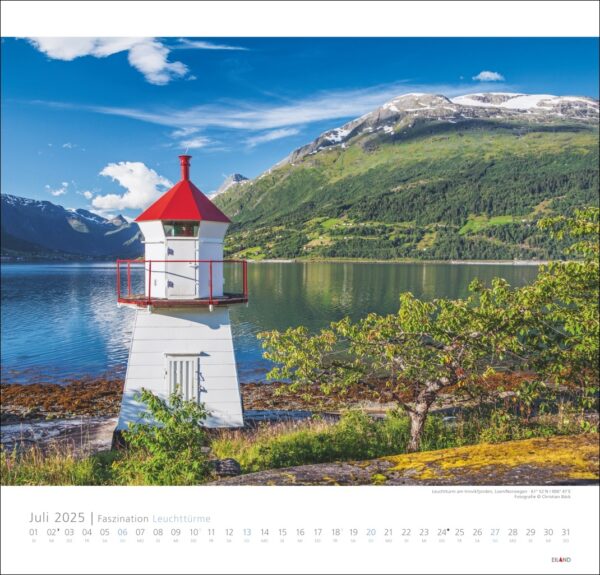 Ein Kalenderblatt „Faszination Leuchttürme – An den Grenzen der Landschaft 2025“ für Juli mit einem malerischen Bild eines kleinen weißen Leuchtturms mit rotem Dach, gelegen auf einem ruhigen See mit üppig grünen Bergen im Hintergrund unter einem klaren blauen Himmel.