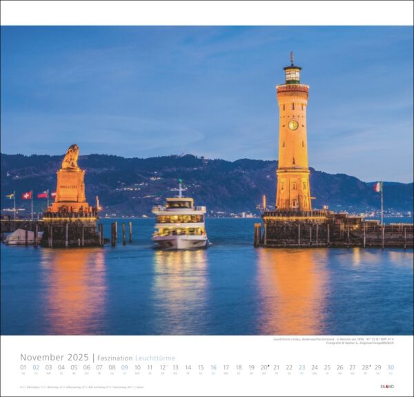 Eine Kalenderseite für November 2025 mit einer Abenddämmerungsszene eines Hafens mit einem historischen Leuchtturm und einer Statue auf den Piers sowie einem vorbeifahrenden Boot. Textdetails zu „Faszination Leuchttürme – An den Grenzen der Landschaft 2025“