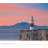 Eine Kalenderseite „Faszination Leuchttürme – An den Grenzen der Landschaft“ 2025 für Dezember mit einem Foto eines weiß-roten Leuchtturms auf einer Klippe bei Sonnenuntergang vor zartrosa und blauem Himmel mit Blick auf das Meer und einer Bergkette im Hintergrund.
